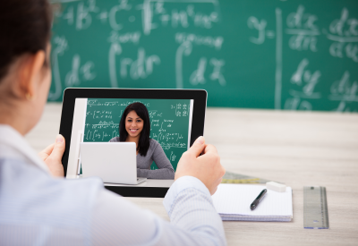Digitale Hilfsmittel im Unterricht, Videokonferenz auf Laptopbildschirm