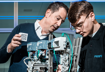 Timon Steeb explains to his automation apprentice Michael Hartmann how the EHB / Ben Zurbriggen automat works, which the Festo Didactic company manufactures for training purposes.