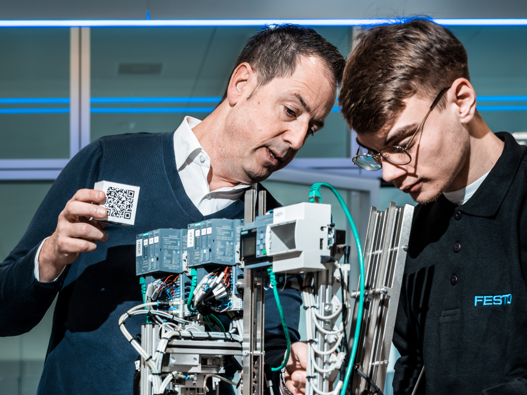 Timon Steeb explains to his automation apprentice Michael Hartmann how the EHB / Ben Zurbriggen automat works, which the Festo Didactic company manufactures for training purposes.